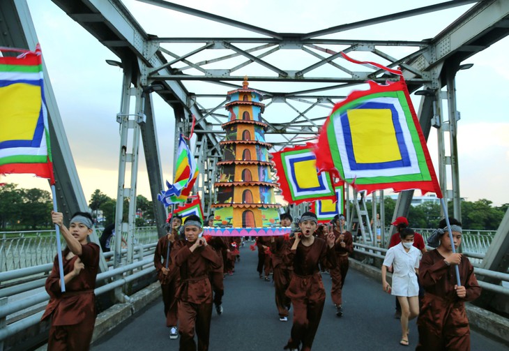 Sôi động Lễ hội quảng diễn Lân Sư Rồng, rước đèn Trung thu trên đường phố Huế - Ảnh 10. Sôi động Lễ hội quảng diễn Lân Sư Rồng, rước đèn Trung thu trên đường phố Huế - Ảnh 10.