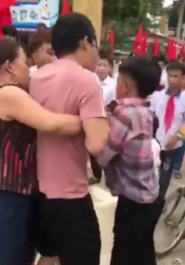 Sự thật thông tin một học sinh ở Phú Thọ bị nhóm phụ huynh lôi ra cổng trường hành hung trong ngày khai giảng - Ảnh 2.