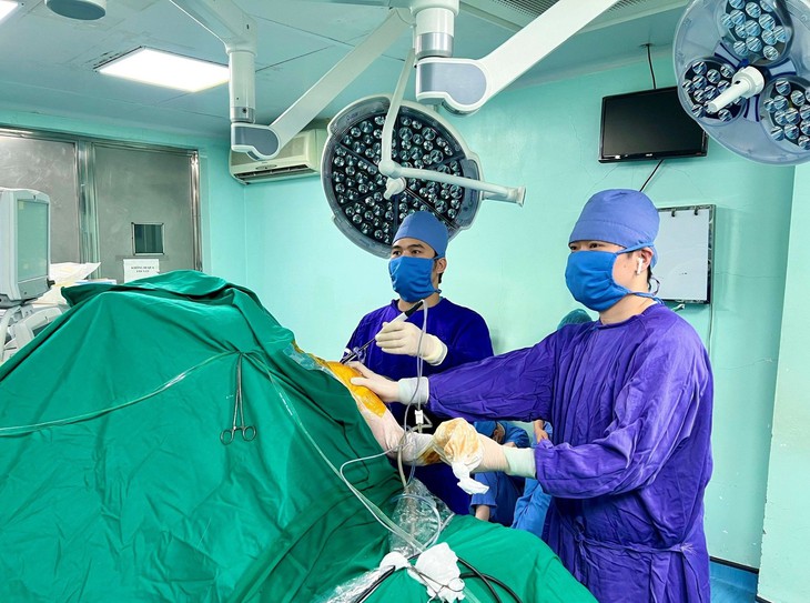 Nội soi khâu gân cơ chóp xoay khớp vai giúp người bệnh hết đau, hồi phục nhanh - Ảnh 1. Nội soi khâu gân cơ chóp xoay khớp vai giúp người bệnh hết đau, hồi phục nhanh - Ảnh 1.