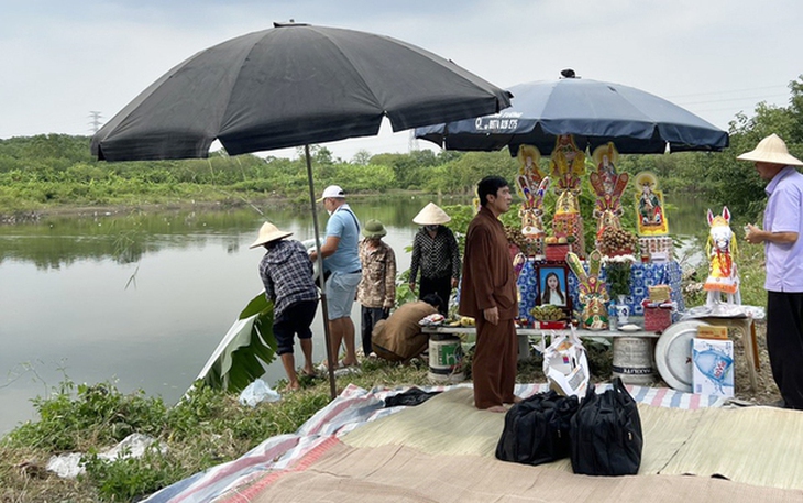 Diễn biến mới vụ cô gái 23 tuổi mất tích ở Hà Nội: Gia đình làm lễ 49 ngày, vẫn tiếp tục tìm kiếm - Ảnh 3. Diễn biến mới vụ cô gái 23 tuổi mất tích ở Hà Nội: Gia đình làm lễ 49 ngày, vẫn tiếp tục tìm kiếm - Ảnh 3.
