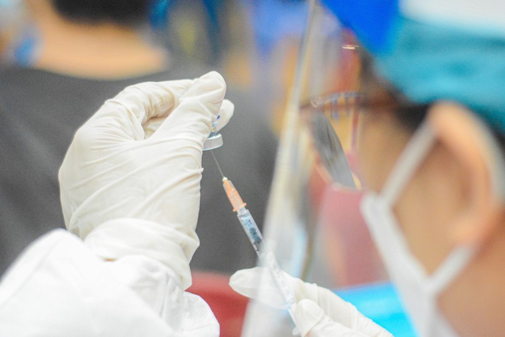 Hiệu quả bảo vệ của vaccine phòng COVID-19 đã được chứng minh thông qua các đáp ứng miễn dịch cá thể, miễn dịch cộng đồng, ngăn ngừa được bệnh nặng và biến chứng nặng khi mắc COVID-19. Ảnh minh họa Hiệu quả bảo vệ của vaccine phòng COVID-19 đã được chứng minh thông qua các đáp ứng miễn dịch cá thể, miễn dịch cộng đồng, ngăn ngừa được bệnh nặng và biến chứng nặng khi mắc COVID-19. Ảnh minh họa