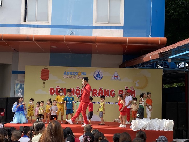 “Đêm hội trăng rằm” xoa dịu nỗi đau bệnh tật cho các bệnh nhi TP.HCM - Ảnh 1.
