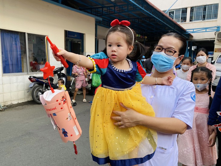 “Đêm hội trăng rằm” xoa dịu nỗi đau bệnh tật cho các bệnh nhi TP.HCM - Ảnh 5.