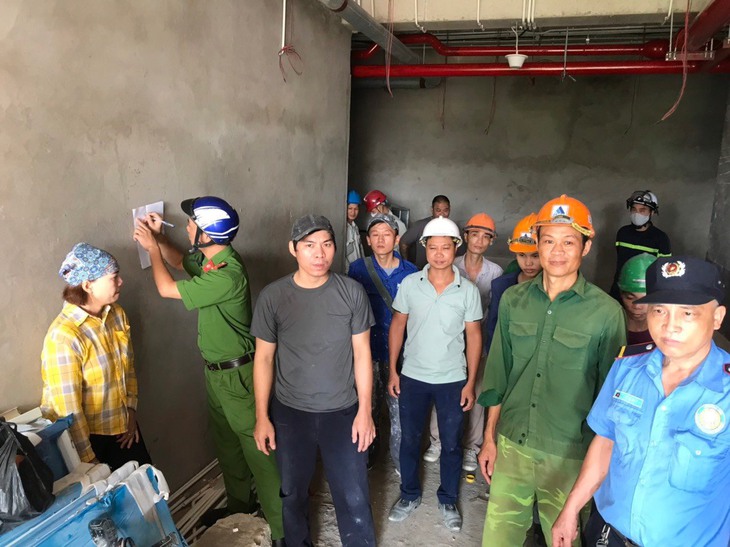 Kịp thời giải cứu 10 người mắc kẹt trong thang máy chung cư ở Đại Mỗ - Ảnh 2.