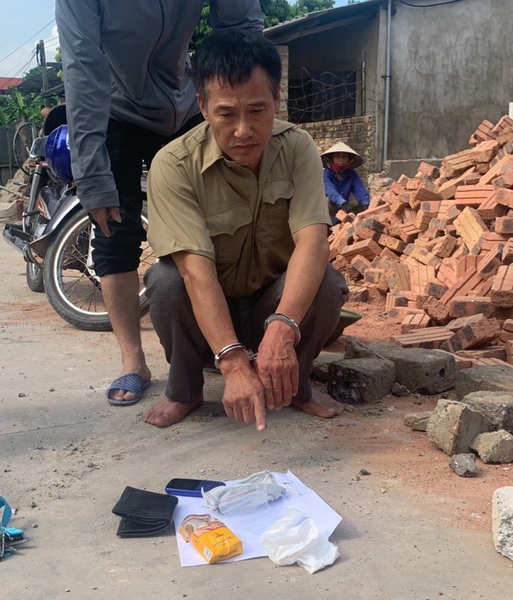 Bắt giữ đối tượng buôn ma túy tàng trữ súng, kiếm - Ảnh 1.