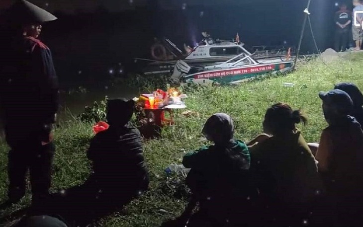 Trượt chân rơi xuống sông Đáy, 2 học sinh bị dòng nước cuốn trôi