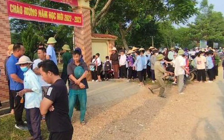 Không đồng ý sáp nhập trường, phụ huynh không cho con đi học