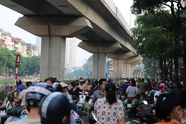 Hà Nội: ‘Coi thường’ biển cấm, người dân ngang nhiên họp chợ - Ảnh 1.