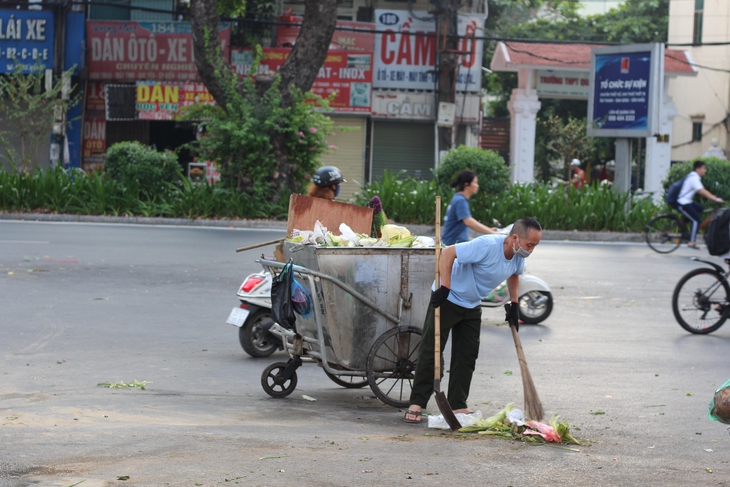 Hà Nội: ‘Coi thường’ biển cấm, người dân ngang nhiên họp chợ - Ảnh 17.