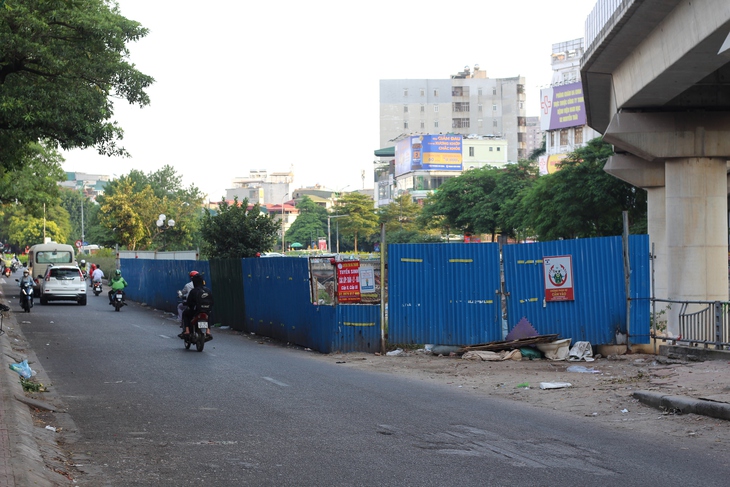 Hà Nội: ‘Coi thường’ biển cấm, người dân ngang nhiên họp chợ - Ảnh 4.
