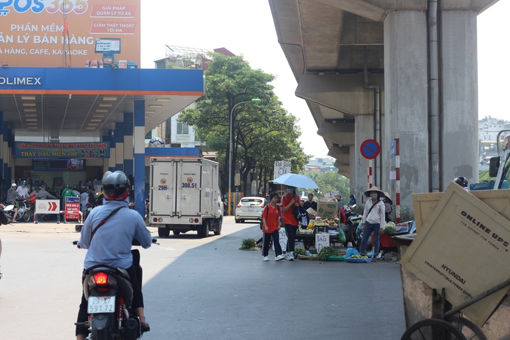 Hà Nội: ‘Coi thường’ biển cấm, người dân ngang nhiên họp chợ - Ảnh 13.