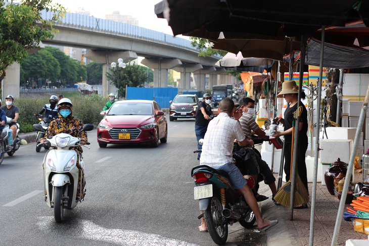 Hà Nội: ‘Coi thường’ biển cấm, người dân ngang nhiên họp chợ - Ảnh 11.