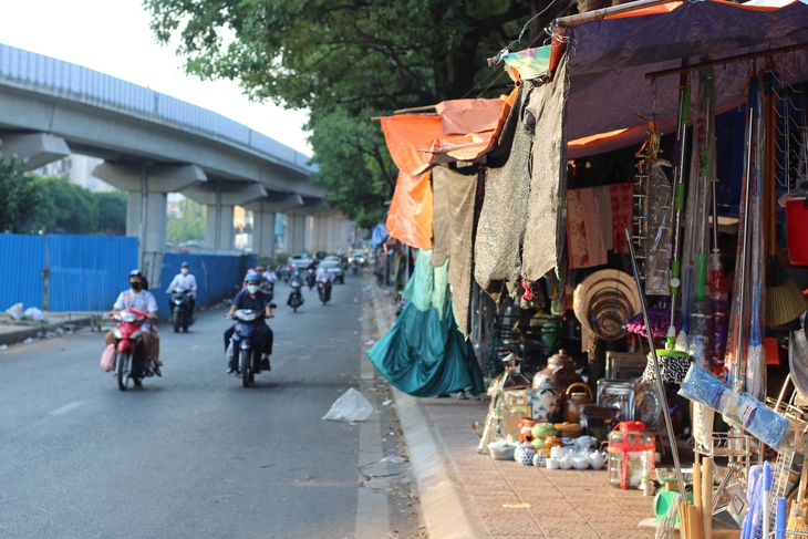 Hà Nội: ‘Coi thường’ biển cấm, người dân ngang nhiên họp chợ - Ảnh 12.
