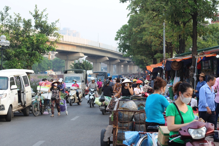 Hà Nội: ‘Coi thường’ biển cấm, người dân ngang nhiên họp chợ - Ảnh 2.