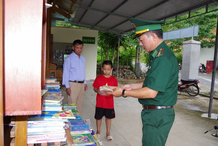 Bộ đội Biên phòng Nghệ An đem công nghệ thông tin 4.0 đến với đồng bào vùng biên giới - Ảnh 4.