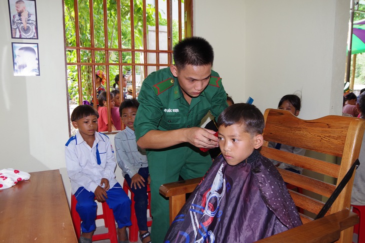 Bộ đội Biên phòng Nghệ An đem công nghệ thông tin 4.0 đến với đồng bào vùng biên giới - Ảnh 2.