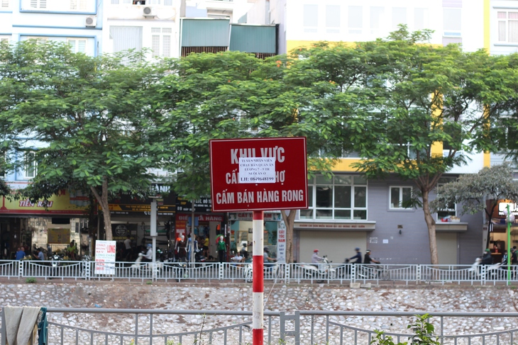 Hà Nội: ‘Coi thường’ biển cấm, người dân ngang nhiên họp chợ - Ảnh 10.