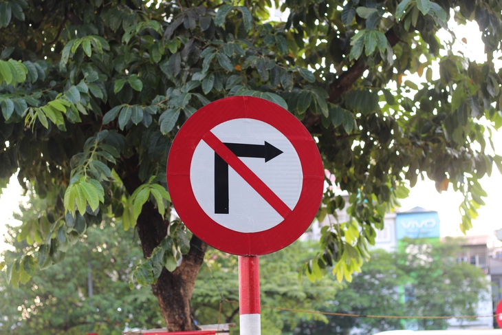 Hà Nội: ‘Coi thường’ biển cấm, người dân ngang nhiên họp chợ - Ảnh 5.