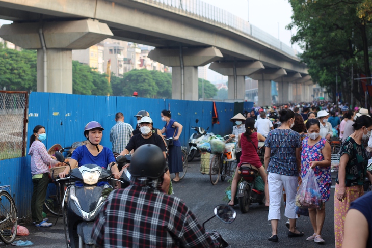 Hà Nội: ‘Coi thường’ biển cấm, người dân ngang nhiên họp chợ - Ảnh 6.