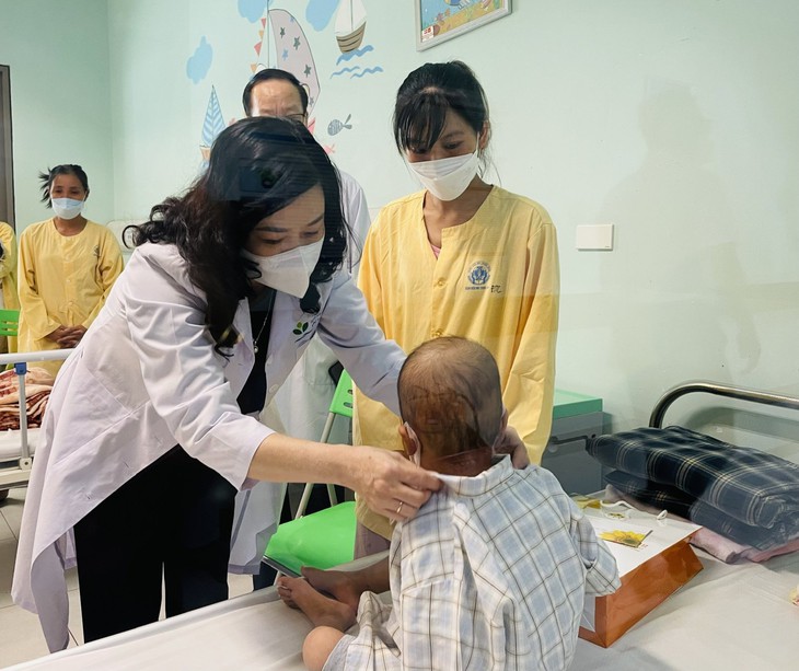 Quyền Bộ trưởng Bộ Y tế Đào Hồng Lan thăm, tặng quà các bệnh nhi ung thư dịp Tết Trung thu - Ảnh 1.