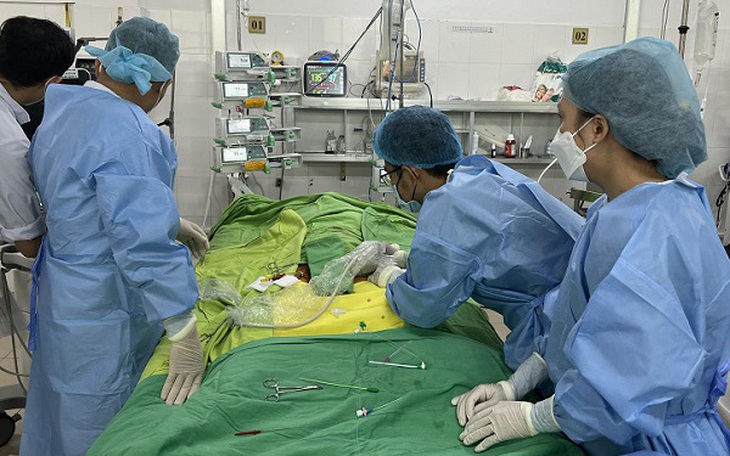 Dùng ECMO cứu sống bệnh nhân sốt xuất huyết 2 lần ngừng thở