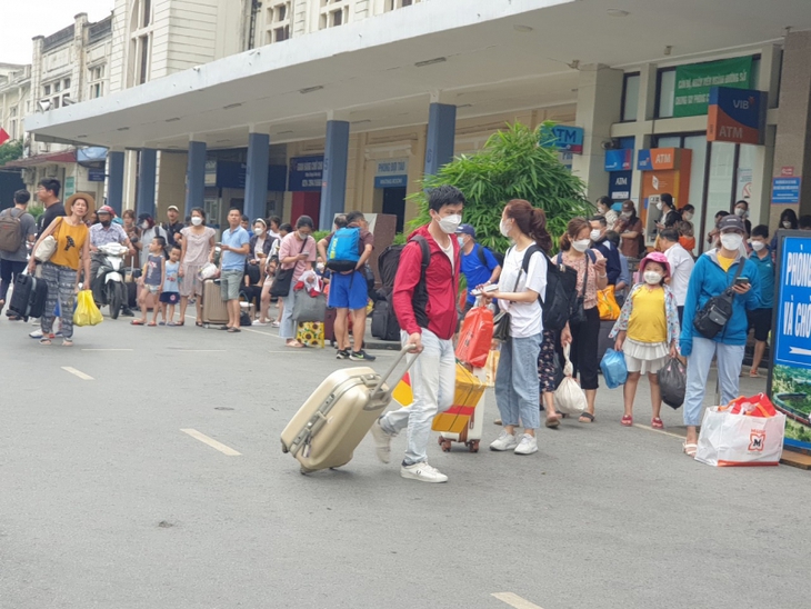 Học sinh, sinh viên đi nhập học mua vé tàu giám giá bằng cách nào? - Ảnh 2.