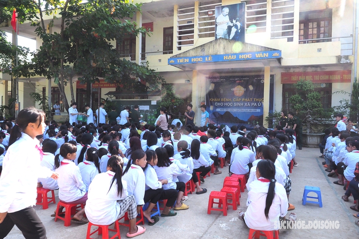 Gần 400 học sinh Trường Phổ thông dân tộc bán trú Pa Ủ, huyện Mường Tè được khám bệnh, cấp thuốc - Ảnh 1.