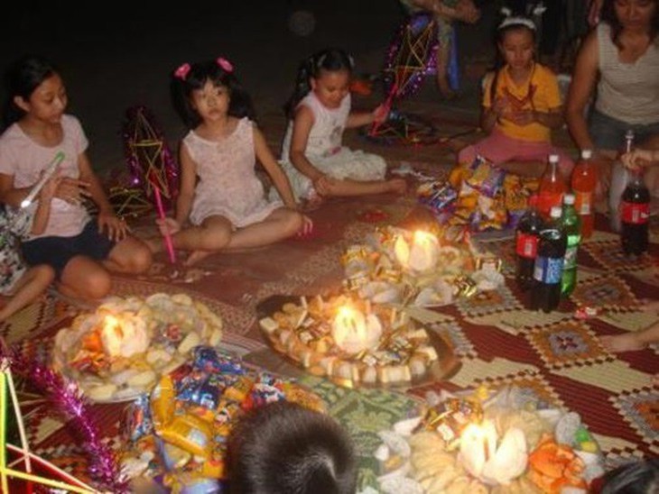 Chùm ảnh vô giá về Tết Trung thu xưa, thế hệ Gen Z bây giờ ước cũng không có được - Ảnh 9. Chùm ảnh vô giá về Tết Trung thu xưa, thế hệ Gen Z bây giờ ước cũng không có được - Ảnh 9.