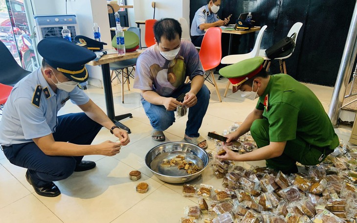Mua bánh trung thu trôi nổi, chốt đơn online kiếm lời