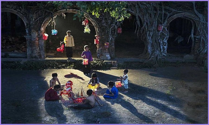 Chùm ảnh vô giá về Tết Trung thu xưa, thế hệ Gen Z bây giờ ước cũng không có được - Ảnh 7. Chùm ảnh vô giá về Tết Trung thu xưa, thế hệ Gen Z bây giờ ước cũng không có được - Ảnh 7.