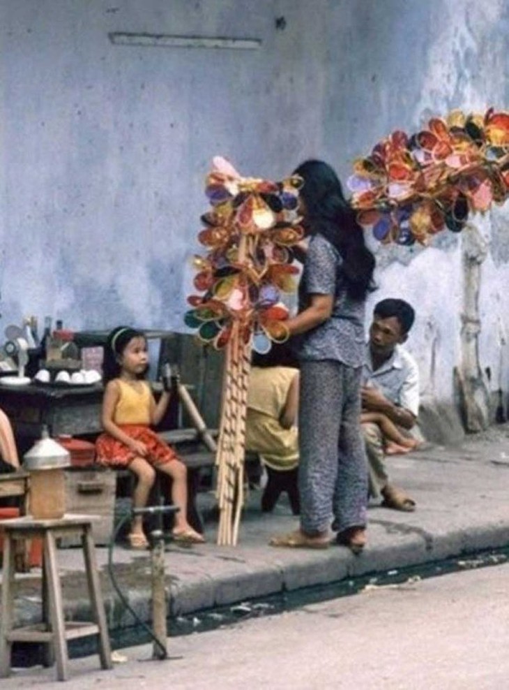 Chùm ảnh vô giá về Tết Trung thu xưa, thế hệ Gen Z bây giờ ước cũng không có được - Ảnh 5. Chùm ảnh vô giá về Tết Trung thu xưa, thế hệ Gen Z bây giờ ước cũng không có được - Ảnh 5.