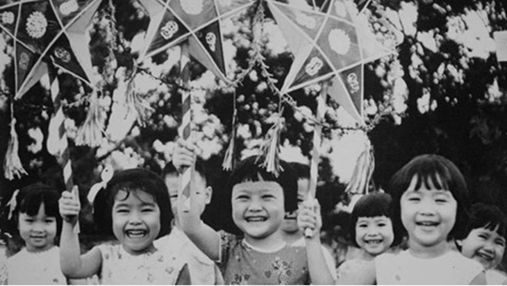 Chùm ảnh vô giá về Tết Trung thu xưa, thế hệ Gen Z bây giờ ước cũng không có được - Ảnh 3. Chùm ảnh vô giá về Tết Trung thu xưa, thế hệ Gen Z bây giờ ước cũng không có được - Ảnh 3.