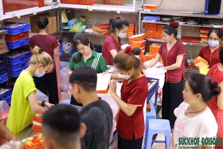 Người Hà Nội "đội mưa" xếp hàng dài mua bánh trung thu - Ảnh 10.