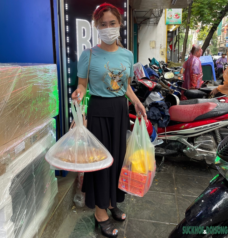 Người Hà Nội "đội mưa" xếp hàng dài mua bánh trung thu - Ảnh 11.