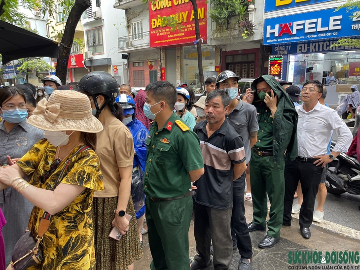 Người Hà Nội "đội mưa" xếp hàng dài mua bánh trung thu - Ảnh 3.