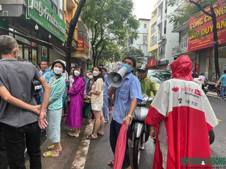 Người Hà Nội "đội mưa" xếp hàng dài mua bánh trung thu - Ảnh 4.