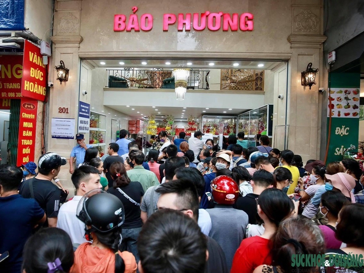 Người Hà Nội "đội mưa" xếp hàng dài mua bánh trung thu - Ảnh 6.