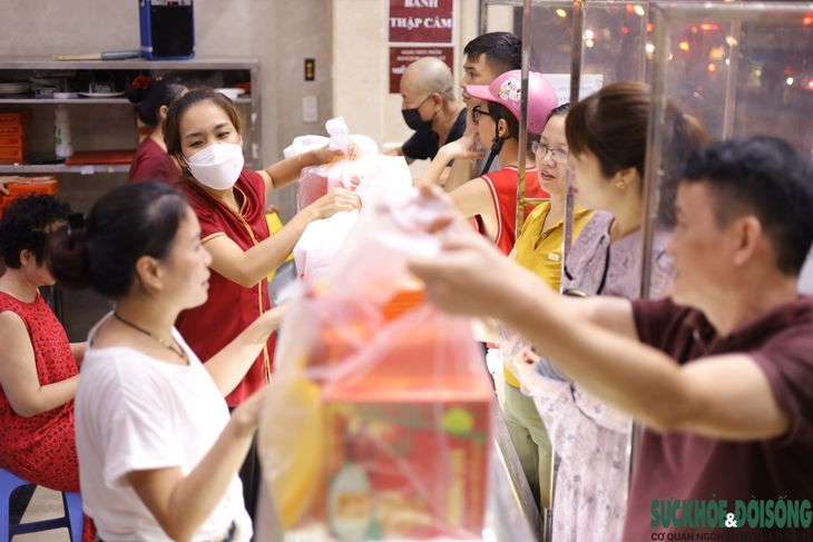 Người Hà Nội "đội mưa" xếp hàng dài mua bánh trung thu - Ảnh 7.