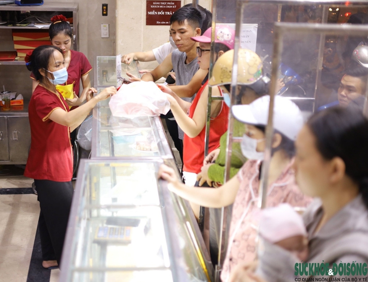 Người Hà Nội "đội mưa" xếp hàng dài mua bánh trung thu - Ảnh 8.