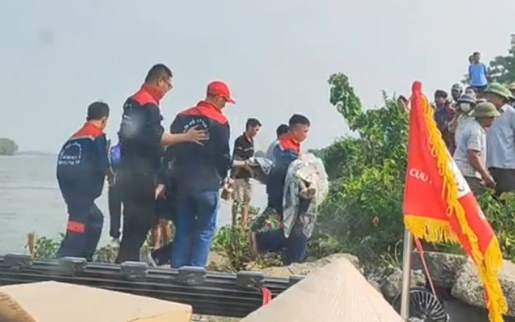 Tìm thấy thi thể 2 học sinh trượt chân rơi xuống sông Đáy, bị nước cuốn trôi