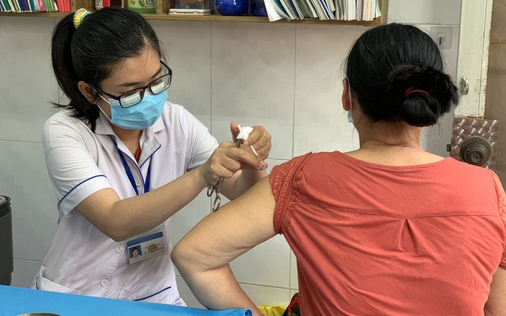 Hiệu lực của vaccine giảm nhanh sau 3-5 tháng, bệnh nhân COVID-19 nặng tăng: Cần thiết tiêm mũi 3 và 4