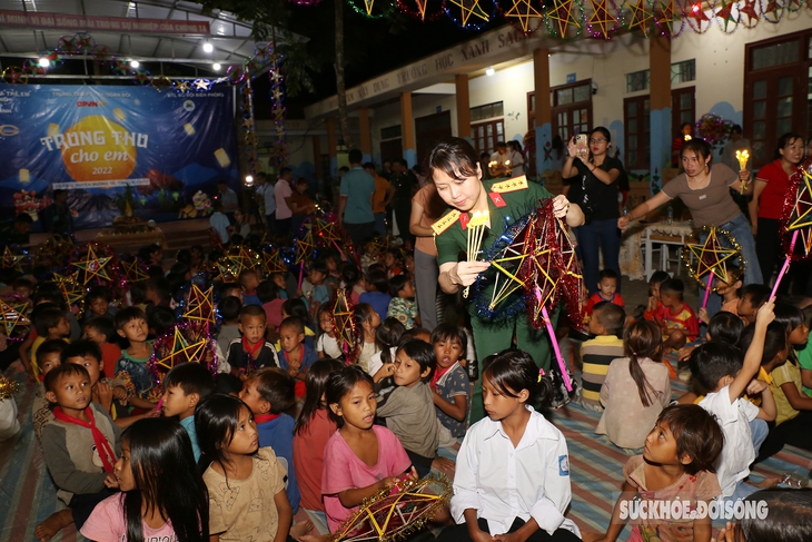 Trẻ em vùng biên cương Tổ quốc rộn ràng đón Trung thu - Ảnh 1.