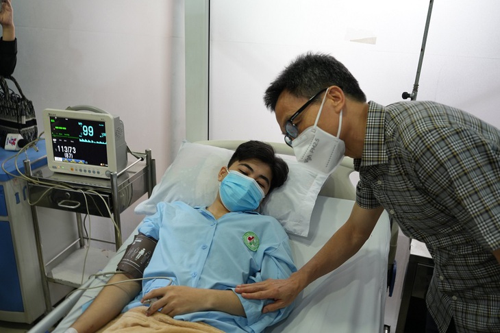 Phó Thủ tướng Vũ Đức Đam đến hiện trường vụ cháy quán karaoke ở Bình Dương - Ảnh 4.
