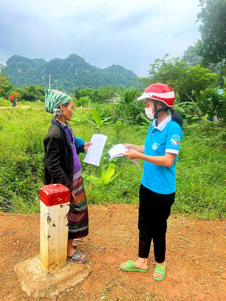 Cán bộ y tế cùng bộ đội chở loa đến từng bản tuyên truyền người dân tiêm vaccine phòng COVID-19 - Ảnh 3.
