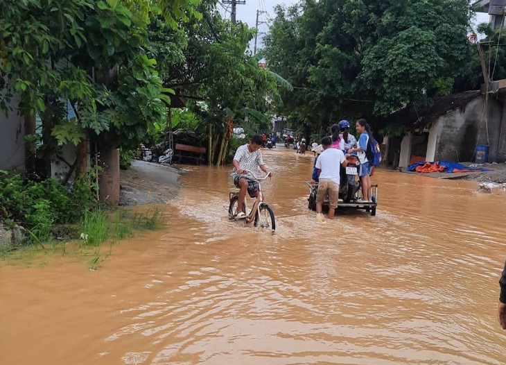 Hà Nội huy động bộ đội giúp dân chạy lũ trong đêm - Ảnh 2.