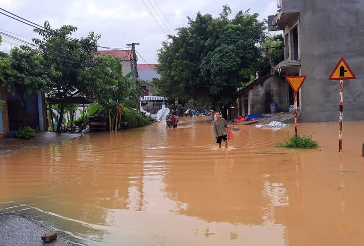 Hà Nội huy động bộ đội giúp dân chạy lũ trong đêm - Ảnh 3.