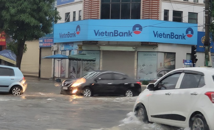 Nghệ An: Mưa lớn khiến nhiều địa phương bị ngập lụt, 1 học sinh bị nước cuốn mất tích          - Ảnh 1.