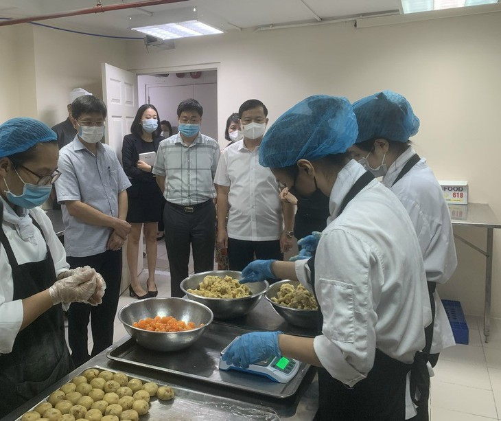 Kiểm tra 3.848 cơ sở làm bánh trung thu, Hà Nội đình chỉ 1 cơ sở  - Ảnh 1.