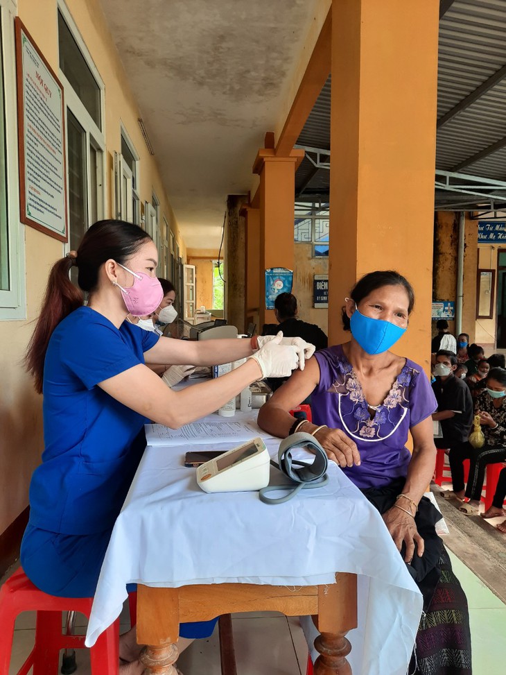 Cán bộ y tế cùng bộ đội chở loa đến từng bản tuyên truyền người dân tiêm vaccine phòng COVID-19 - Ảnh 5.