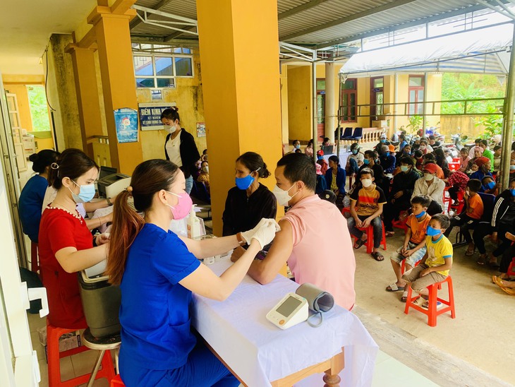 Cán bộ y tế cùng bộ đội chở loa đến từng bản tuyên truyền người dân tiêm vaccine phòng COVID-19 - Ảnh 4.